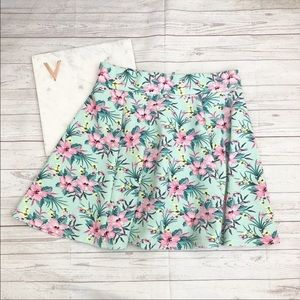 H&am Divide Skater Skirt like New Size Small